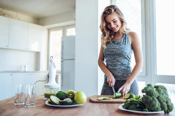 mujer cocinando