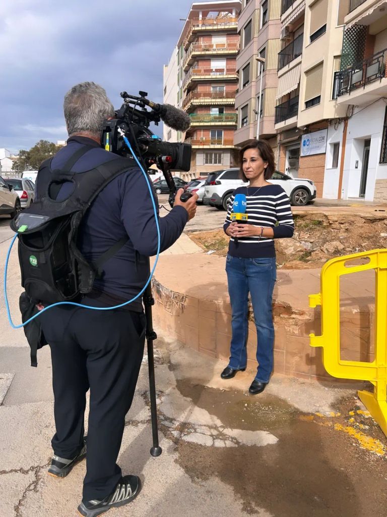 Adela González en la cobertura de la DANA de Valencia para TVE1