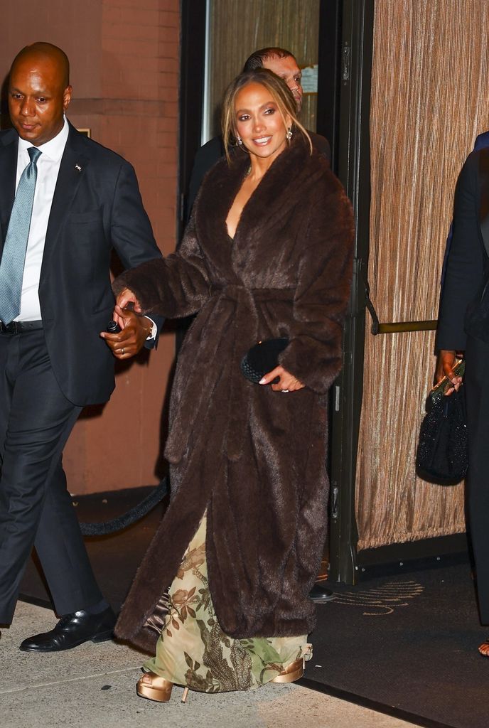 Jennifer Lopez llevó a sus hijos a cenar tras la proyección de 'Kiss of the Spider Woman' en Nueva York.