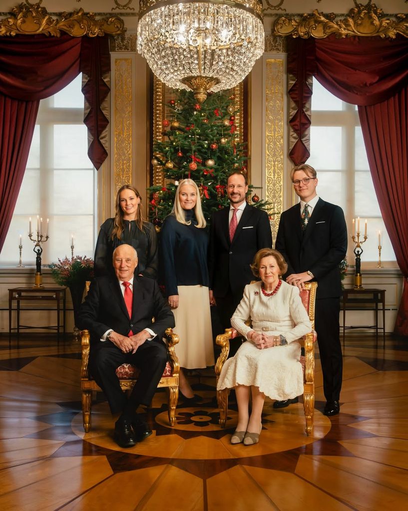 Harald V y Queen Sonja de Noruega con Haakon, Crown Prince of Norway y familia en una foto formal navideña.