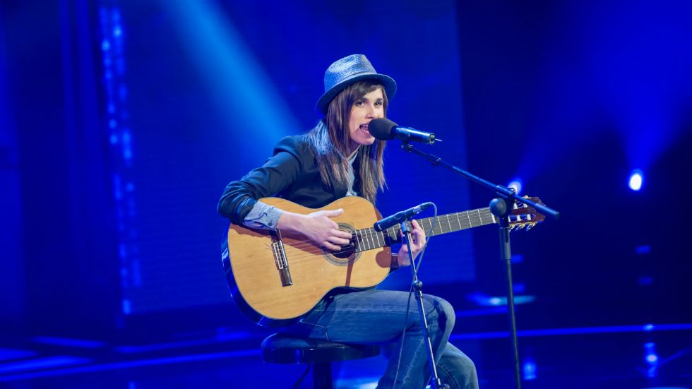 La compositora gallega, interpretando su tema