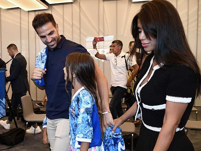 Cesc Fábregas, su hija y su mujer 