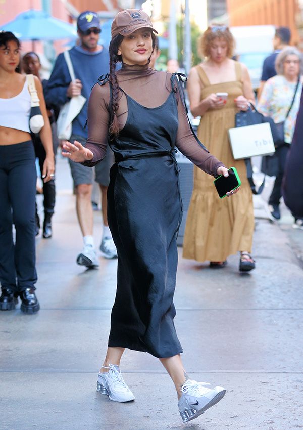 Rosalía con zapatillas Nike de los 2000 y look con transparencias