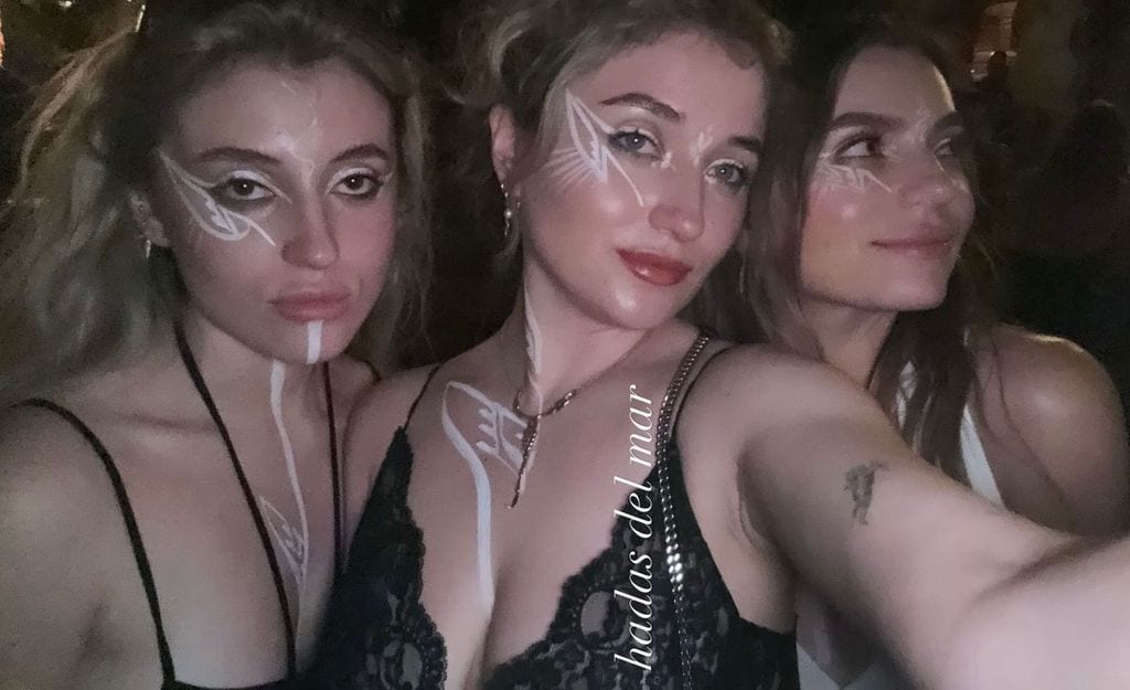 Las hermanas están disfrutando de la vida nocturna de Mykonos
