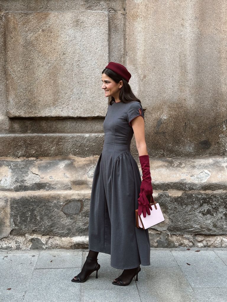 Invitadas a bodas con guantes largos burdeos