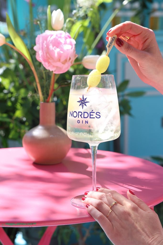 Nordés, patrocinador oficial del Living Day 2025, aportó su inconfundible sello gallego y refrescante al evento, maridando estilo, artesanía y buen gusto con su icónica esencia atlántica
