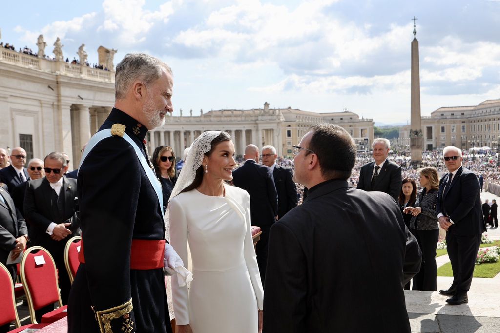 Reyes Felipe y Letizia en la misa de inicio de Pontificado de León XIV