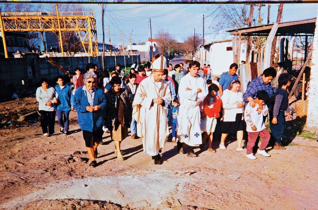Foto de archivo del entonces obispo Bergoglio recorriendo los barrios mas humildes de Buenos Aires