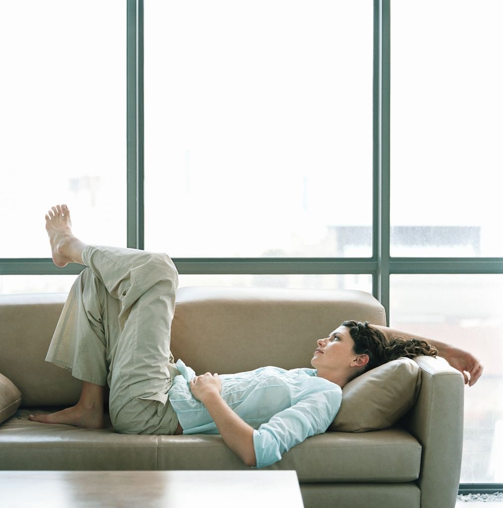 chica tumbada sofa