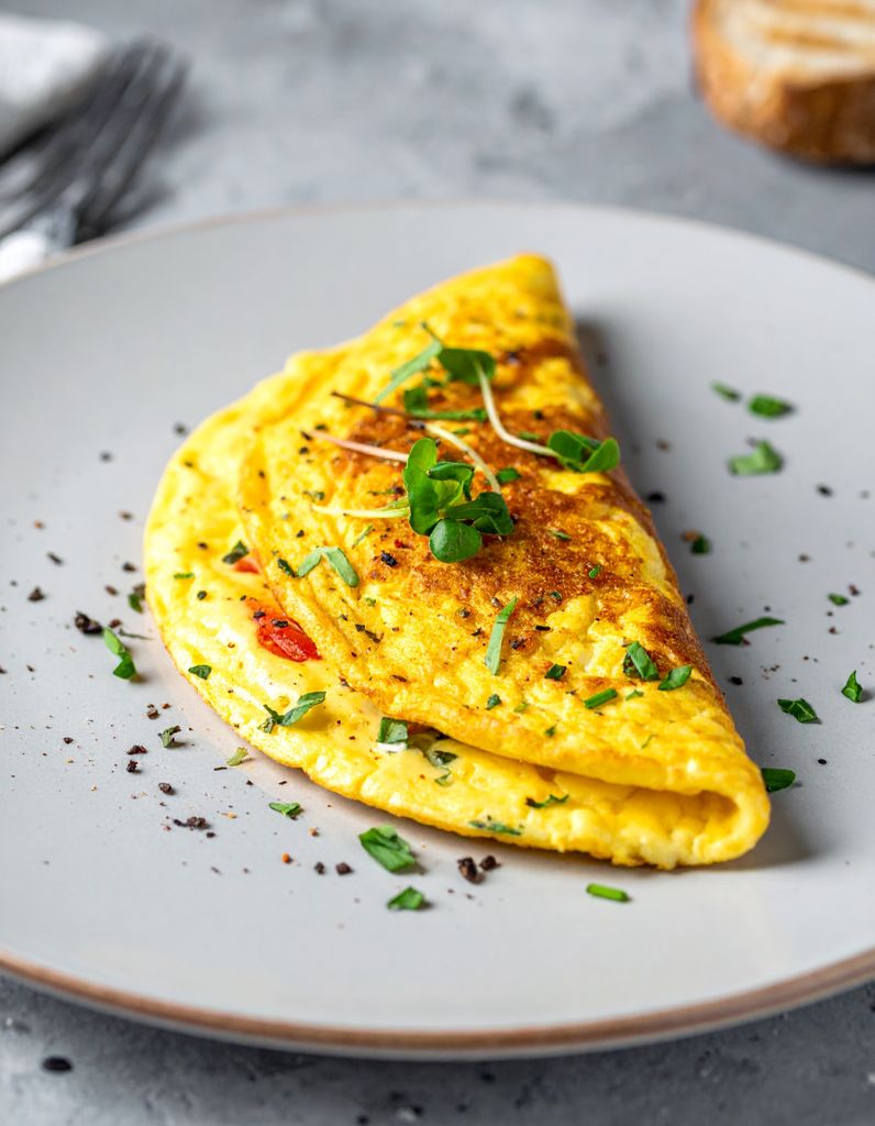 Tortilla francesa esponjosa con tomate y hierbas aromáticas