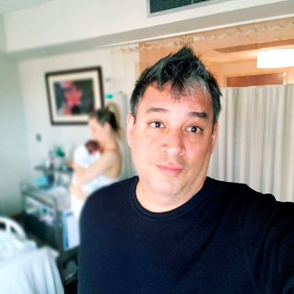 Daniel Sarcos y Alessandra Villegas con su bebé