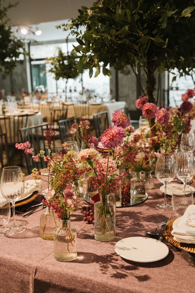 Mesa de boda con flores en rosa