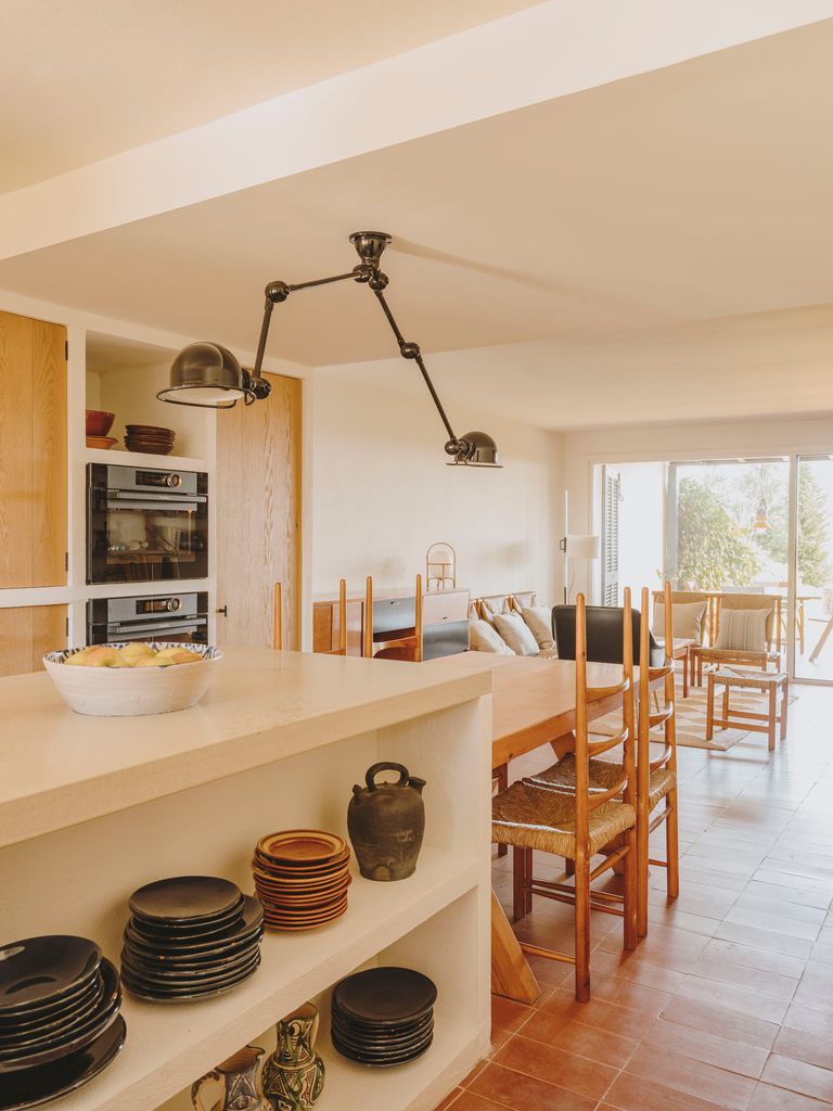 Estantes en la isla de la cocina