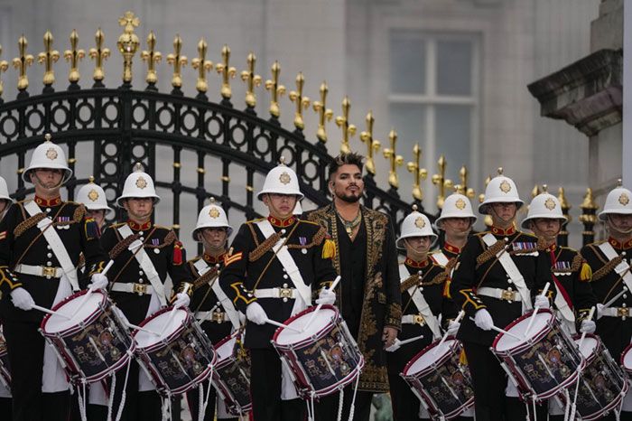 Los Windsor lo dan todo en la fiesta en homenaje a Isabel II