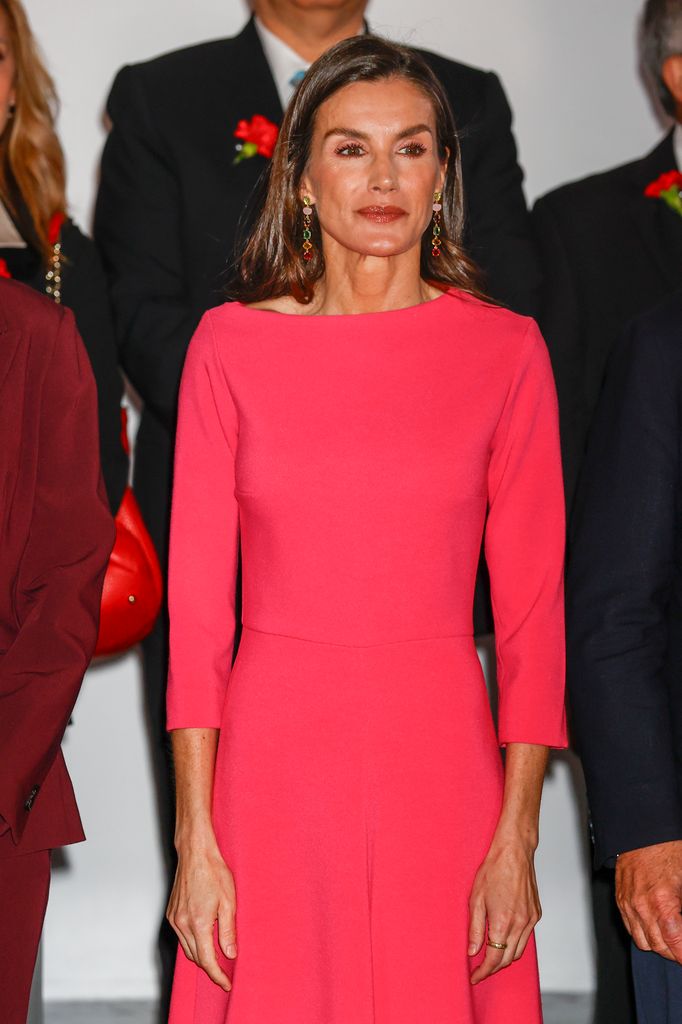 La reina Letizia impacta de rosa chicle en Madrid