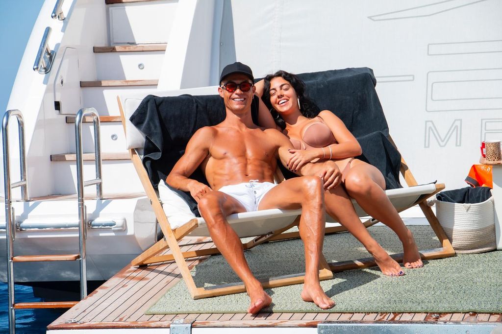 Georgina y Cristiano en tumbonas tomando el sol en su barco