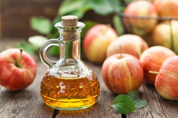 Frasco de vidrio con vinagre de sidra
