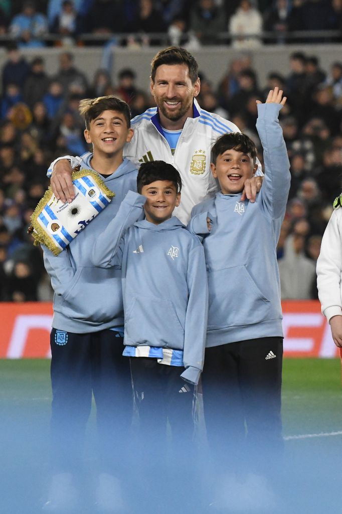 Lionel Messi se hizo acompañar de sus tres hijos en la canca antes del aranque del juego contra Venezuela.