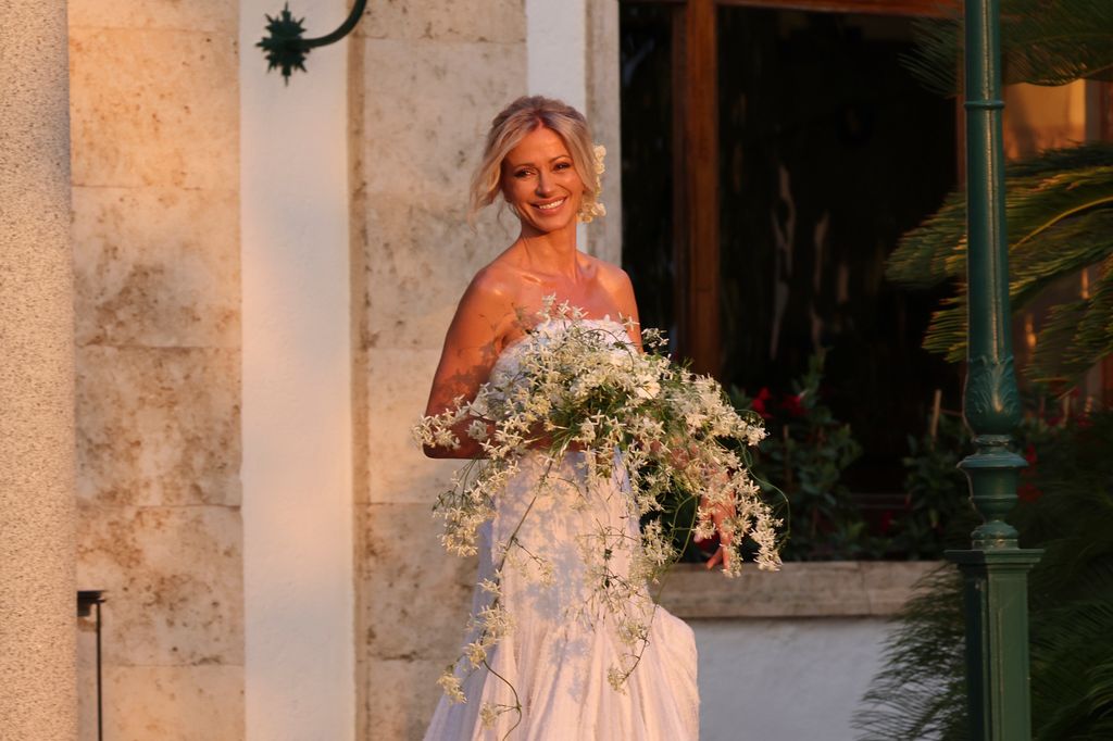Susanna Griso vestida de novia en su boda con Luis Enriquez en la Costa Brava, 2026.