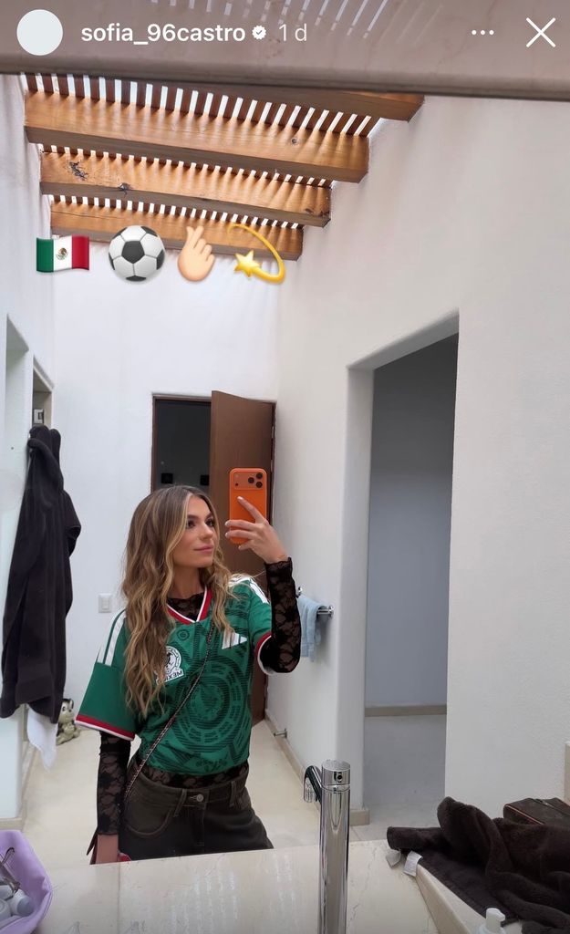 Sofía Castro, mostrando su look para el Mundial 2026.