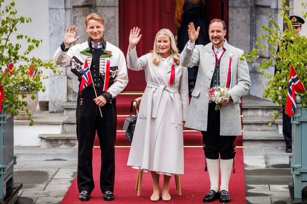 El príncipe Sverre Magnus de Noruega, junto a sus padres la princesa Mette-Marit y el príncipe Haakon 