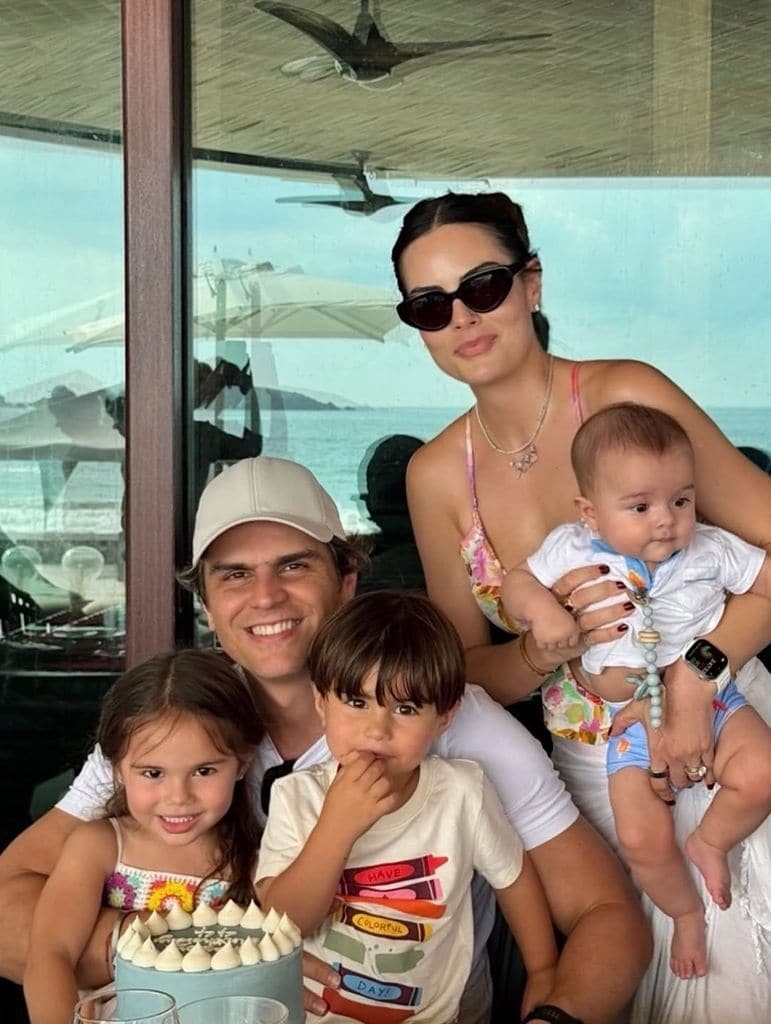 Ximena Navarrete y su familia en la playa.
