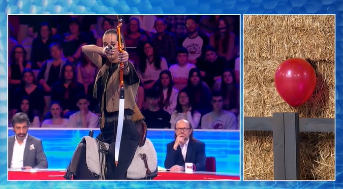 Victoria en el inicio de su prueba de tiro con arco