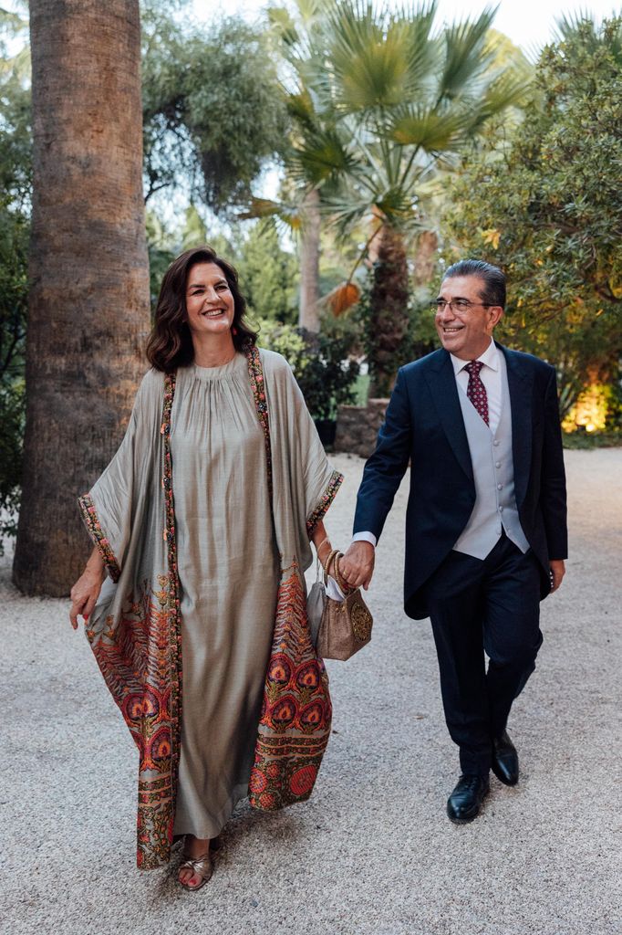 Madre de la novia con caftán gris con motivos geométricos boda en Alicante