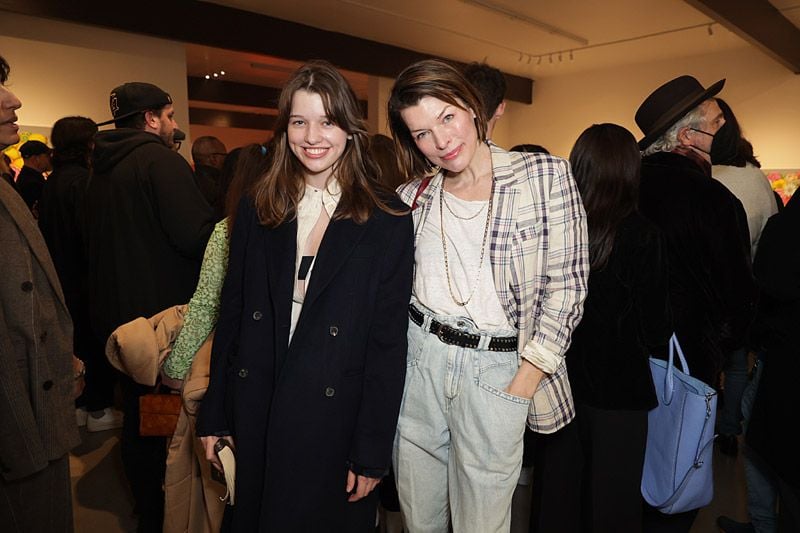 Ever Anderson con su padre, la actriz Mila Jovovich
