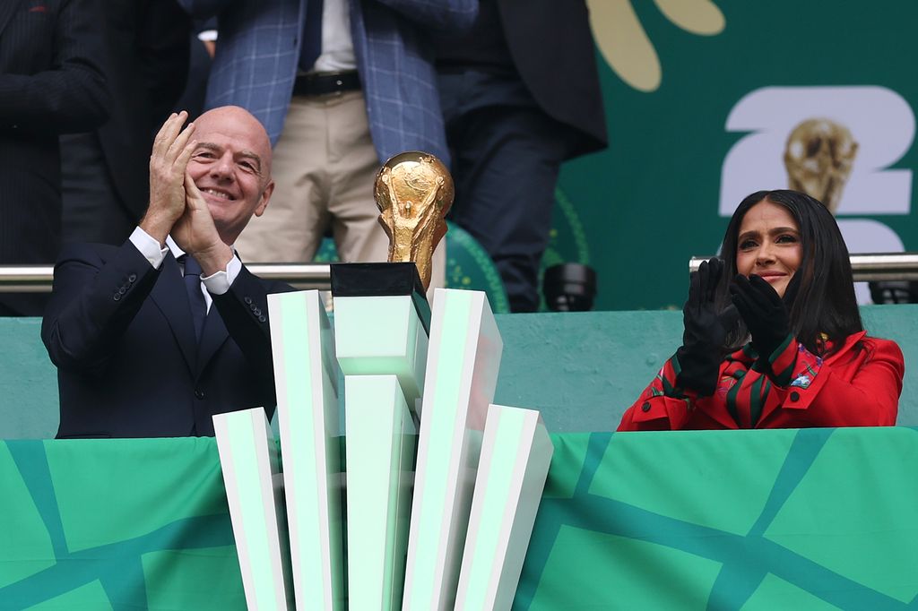 Gianni Infantino, presidente de la FIFA, y Salma Hayek en la inauguración del Mundial 2026.
