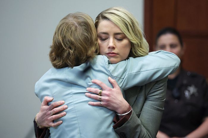 Amber Heard se derrumba en el juicio con Johnny Depp