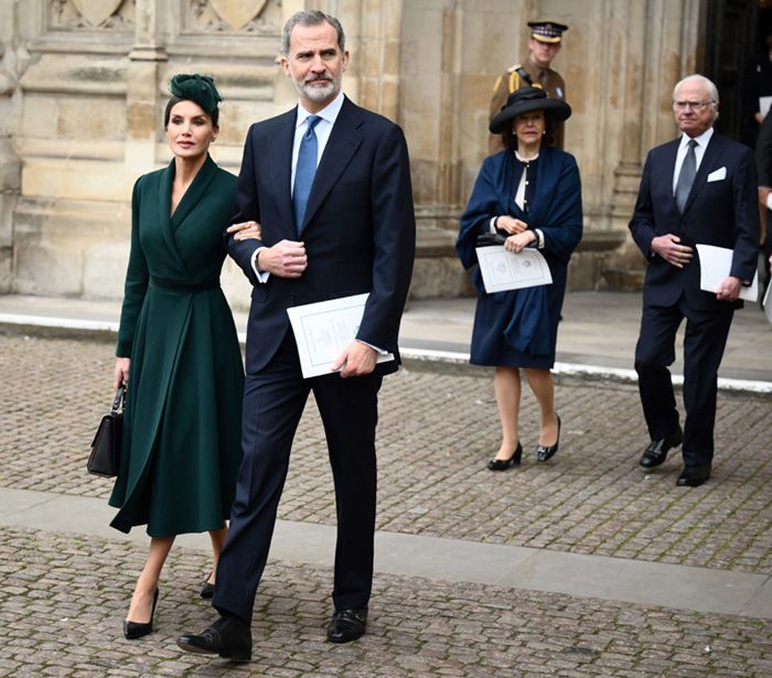 Don Felipe y doña Letizia asisten a la solemne despedida de su 'querido tío Philip'