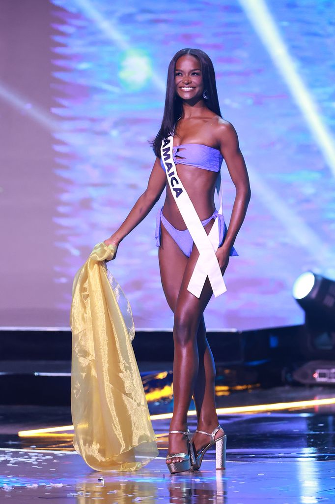 Plano entero de Rachel Silvera, Miss Jamaica, en el escenario