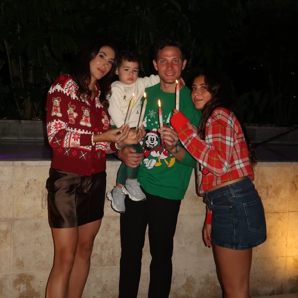 Daniela Ospina y Gabriel Coronel con su bella familia formada por Lorenzo y Salomé.