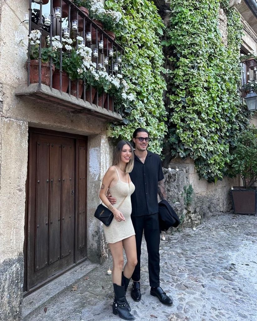 Plano entero de Alejandra Rubio y Carlo Constanzia