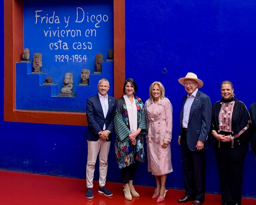 Jill Biden en la Casa Azul acompañada del embajador de Estados Unidos en México, Ken Salazar.