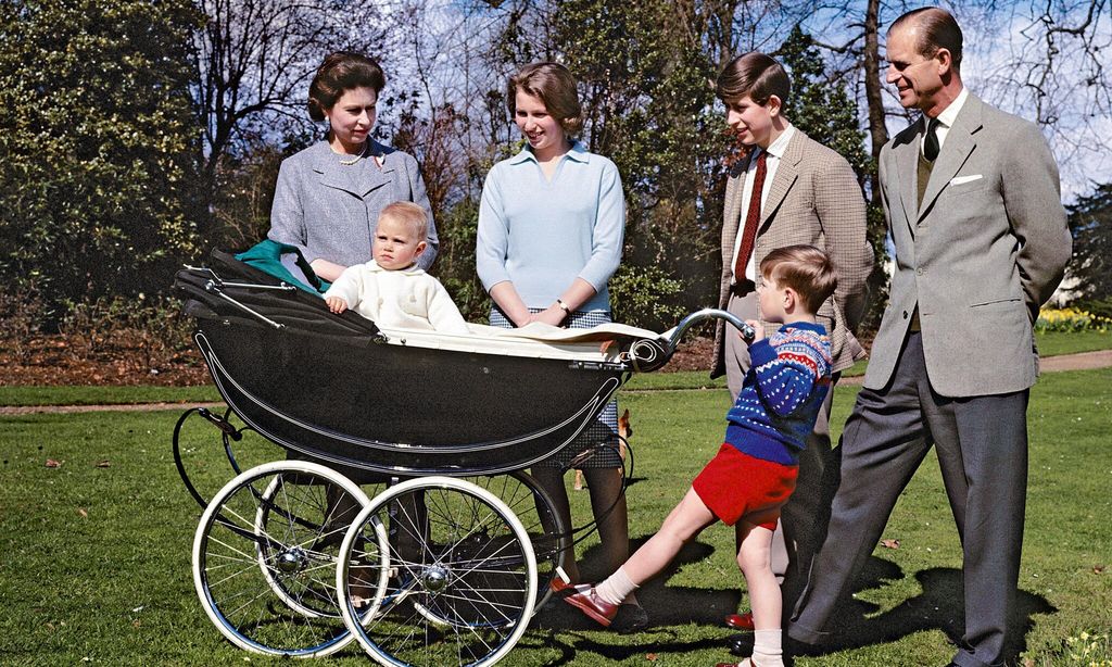 Isabel II HOLA PLUS