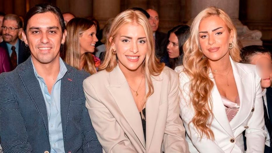Juan Carlos junto a sus hermanas, Paula y Andrea