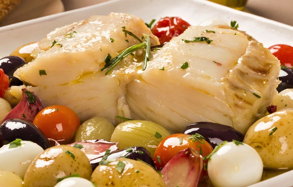 En algunas recetas de Bacalhau à Lagareiro vemos cómo el plato se enriquece con otros ingredientes como cebolla, tomate, aceitunas negras... 