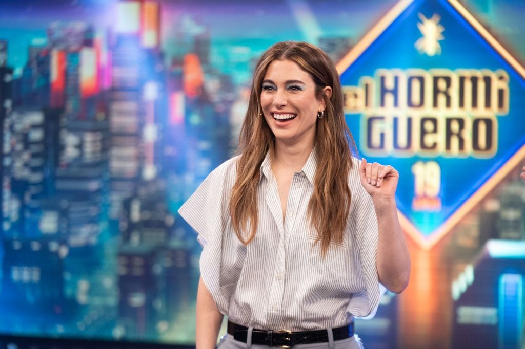 Blanca Suárez en El Hormiguero con camisa a rayas de manga corta