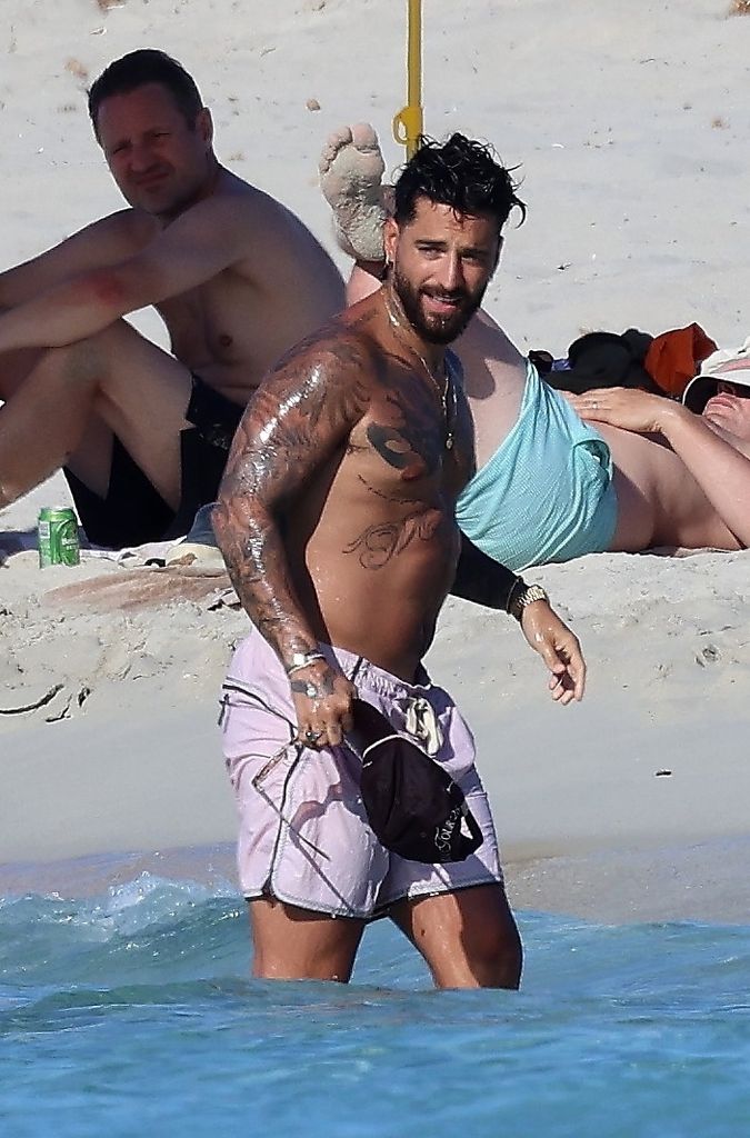 Maluma lució su bronceado y sus tatuajes en la playa.