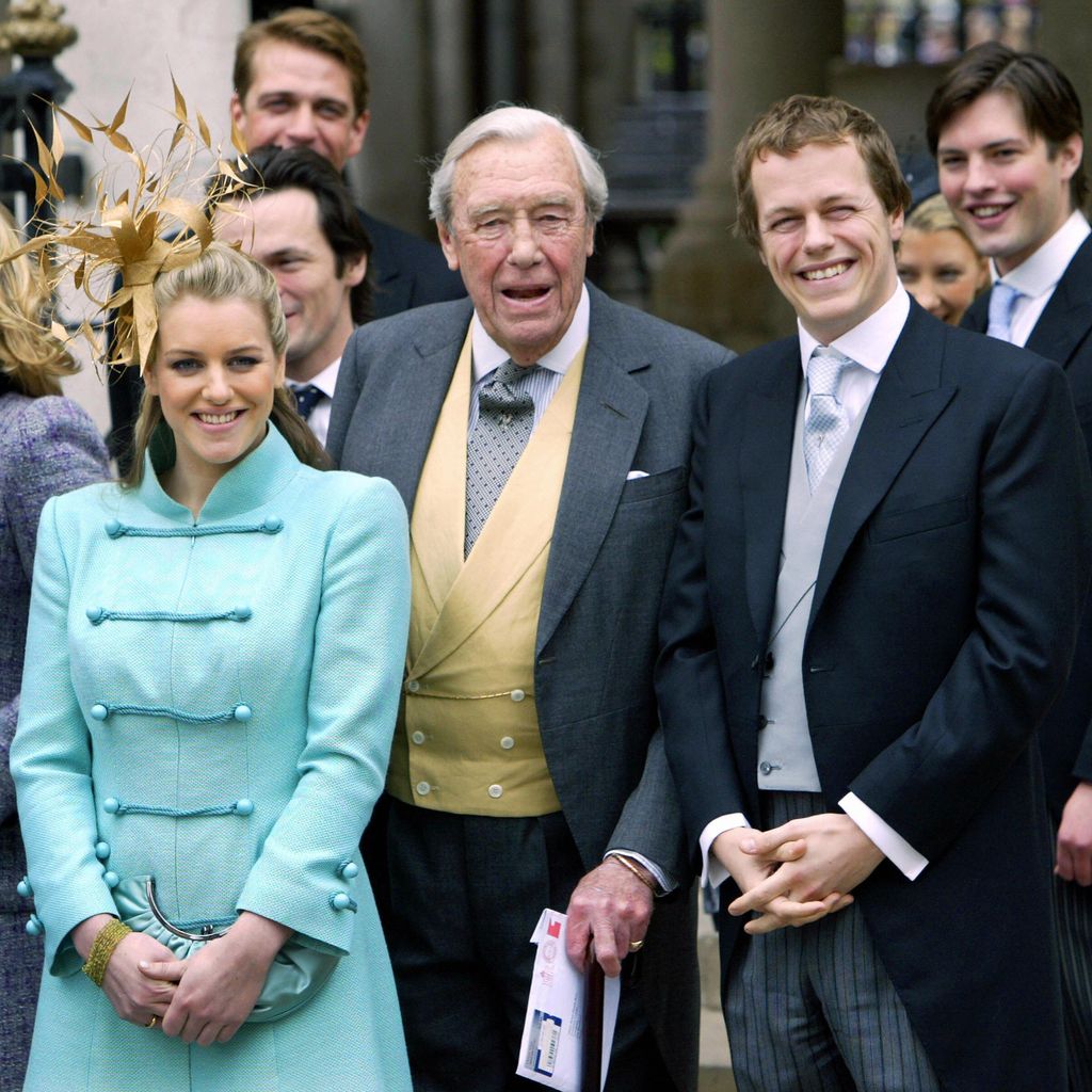 El padre de Camilla, Bruce Shand, con sus dos nietos, Tom Parker Bowles y Laura Lopes, durante la boda de Carlos y Camilla en abril de 2005 en Windsor