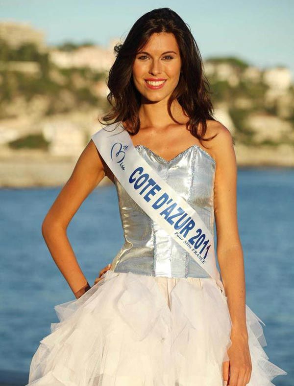 Amante del cine, la música, los viajes y aficionada a la equitación y tenis, deportes que practicaba, así se presentaba a Charlotte cuando aspiraba al título de Miss Francia (Imagen de la web Èlection Miss France 2012, Tèlè-Loisirs.fr)
