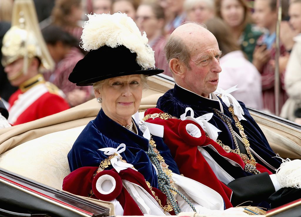 Dos hermanos: la princesa Alejandra y el duque de Kent. Ambos tienen la máxima condecoración que puede otorgar la monarquía británica, son miembros de la Orden de la Jarretera