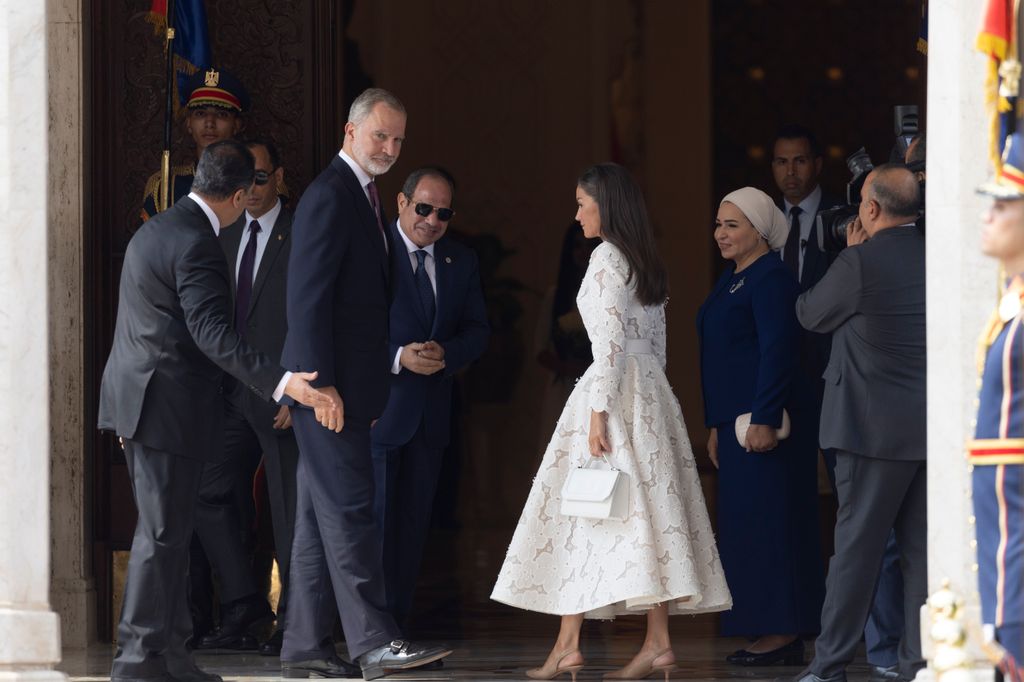 Los Reyes han participado en la ofrenda floral ante el Monumento al Soldado Desconocido y la tumba del presidente Sadat en El Cairo