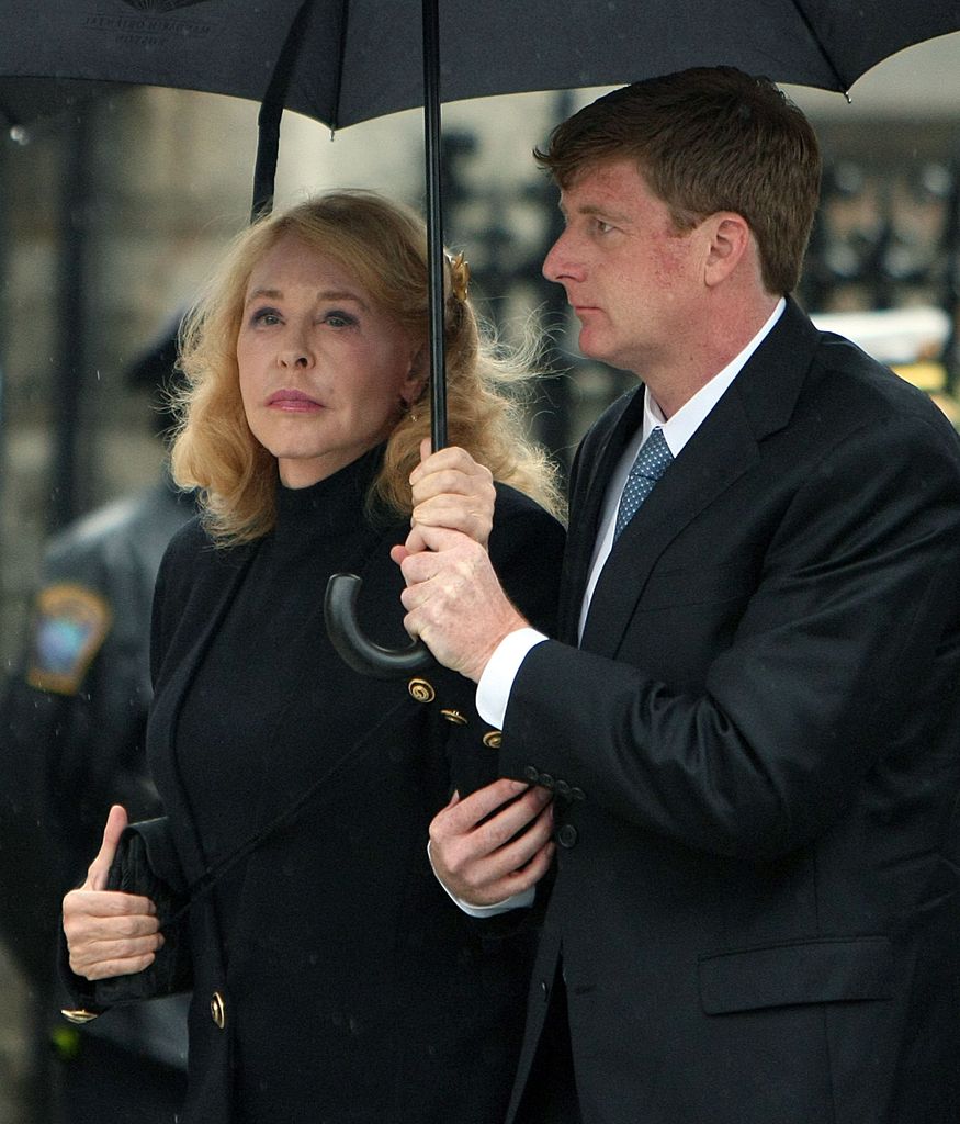 Junto a su hijo pequeño en el funeral de su exmarido, Ted Kennedy, en agosto de 2009 en Boston y con una importante presencia de líderes políticos, tanto demócratas como republicanos