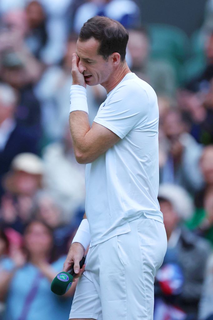 Andy Murray llora en su homenaje de despedida en Wimbledon el 4 de julio de 2024