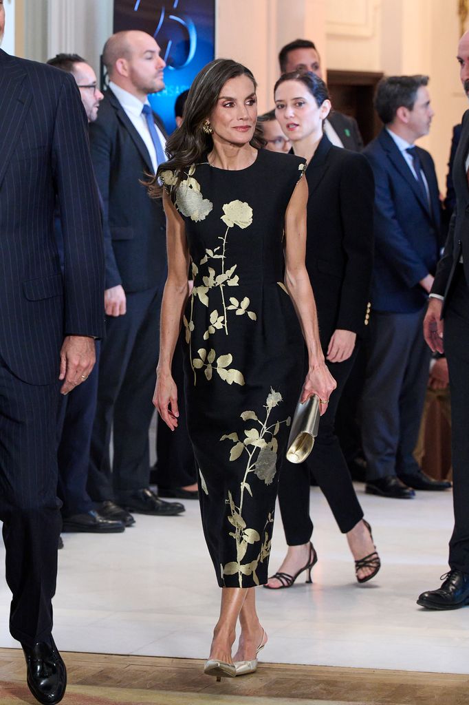 La reina Letizia de España apuesta por un estampado floral satinado.
