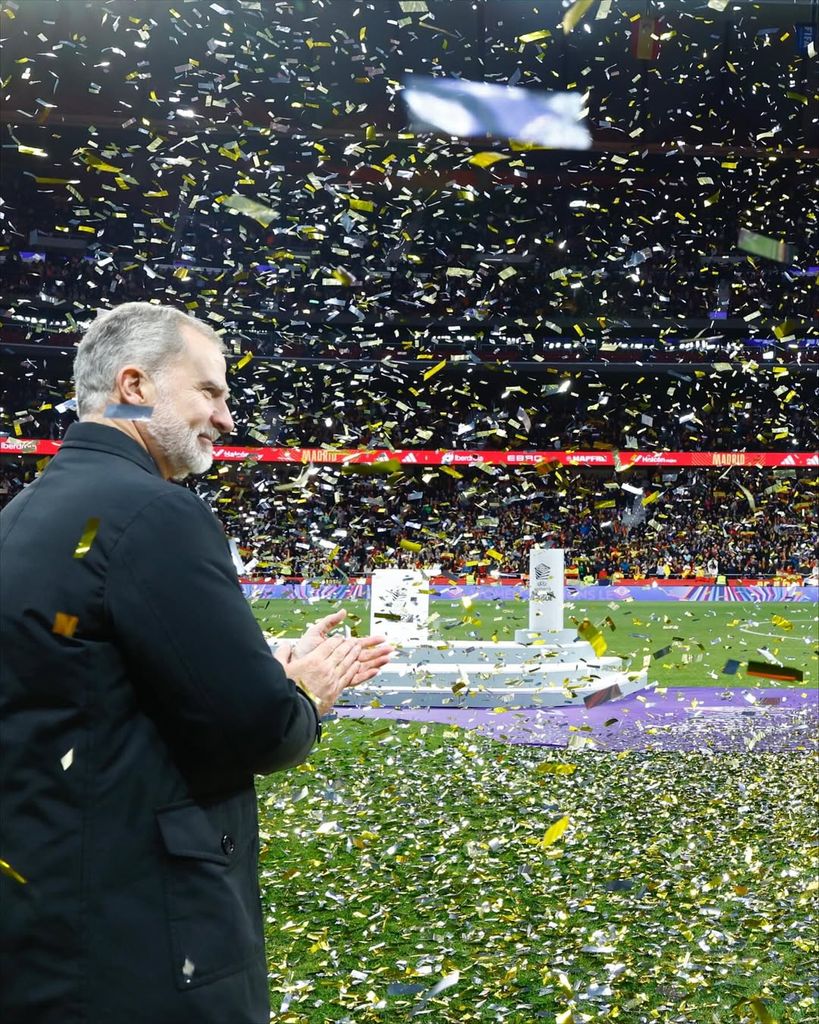 El Rey entrega el trofeo de la “UEFA Women’s Nations League” a la capitana de la Selección Española Femenina de Fútbol, Irene Paredes, y felicita a todo el equipo por su victoria en la final frente a la selección alemana.