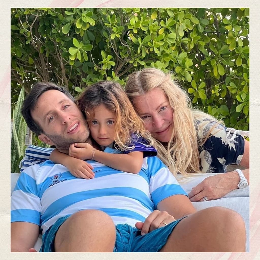 Tomás Yankelevich, padre de Mila, junto a la pequeña, y Cris Morena